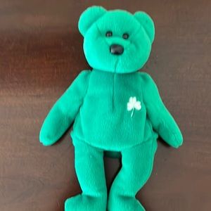 Ty Beanie Bear with shamrock on left side of chest.